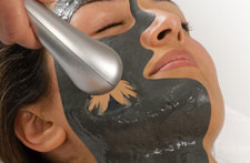 Anti-Tox - zwei Magnete nehmen die gelösten Schadstoffe vom Gesicht.